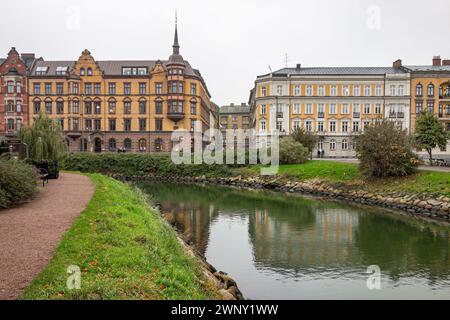 MALMO, SUÈDE - 25 OCTOBRE 2014 : bâtiments sur Verkstadsgatan et Regementsgatan rue à Malmo, Suède près de SODRA Forstadskanalen Banque D'Images