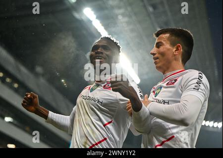 Non exclusif : LVIV, UKRAINE - 3 MARS 2024 - L'attaquant Prince Kwabena Adu (l) du FC Kryvbas Kryvyi Rih réagit au score lors de l'Ukraine 2023/2024 Banque D'Images