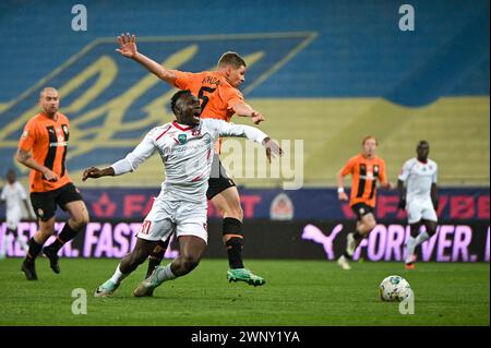 Non exclusif : LVIV, UKRAINE - 3 MARS 2024 - attaquant le Prince Kwabena Adu (avant) du FC Kryvbas Kryvyi Rih et le défenseur Valerii Bondar du FC Shakhtar Banque D'Images