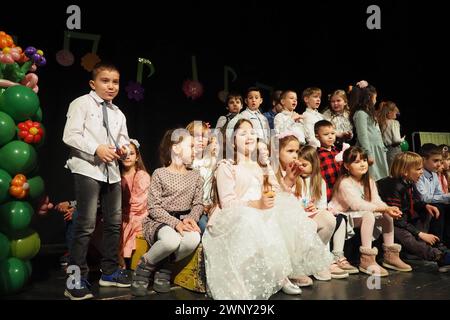 Sremska Mitrovica, Serbie 8 mars 2022 spectacle de chœur d'enfants sur scène. Les enfants chantent. Groupe musical d'enfants dans des costumes élégants se produisent Banque D'Images