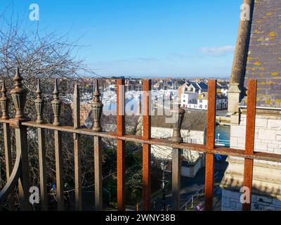 Une vue de la ville balnéaire de Weymouth depuis Trinity Terrace avec la Sainte Trinité Weymouth avec l'église St Nicholas à Weymouth, Dorset, Angleterre, Royaume-Uni. Banque D'Images