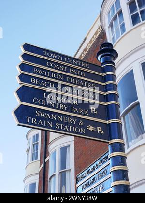 Panneau de direction piétonne dans la ville de Weymouth, Dorset, Angleterre, Royaume-Uni. Banque D'Images