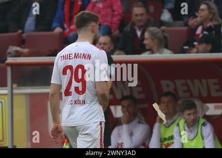 Koeln, Allemagne. 03 mars 2024. Jan Thielmann (Koeln) verlaesst mit roter Karte den Platz, Koeln, Deutschland, 03.03.2024, 1. Bundesliga 24. Spieltag, 1. FC Koeln - Bayer 04 Leverkusen. LA RÉGLEMENTATION DFL INTERDIT TOUTE UTILISATION DE PHOTOGRAPHIES COMME SÉQUENCES D'IMAGES ANDMZZALAMY LIVE NEWS Banque D'Images