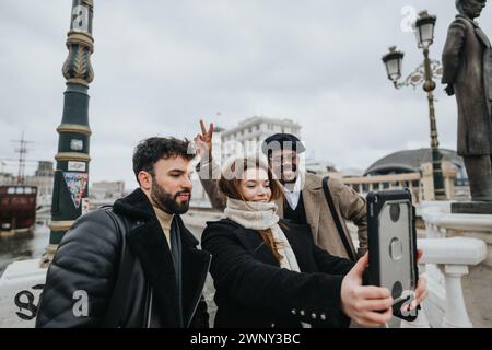 Groupe multiculturel de jeunes entrepreneurs prenant un selfie en milieu urbain. Banque D'Images