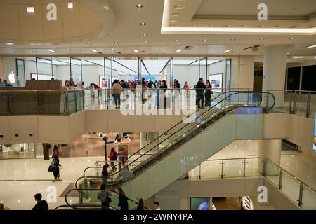 HONG KONG, CHINE - 04 DÉCEMBRE 2023 : Apple Store dans le centre commercial New Town Plaza. Banque D'Images