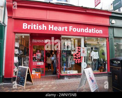 La British Heart Foundation Charity Shop à préparer Mary Street dans le centre-ville de Weymouth, Dorset, Angleterre, Royaume-Uni Banque D'Images