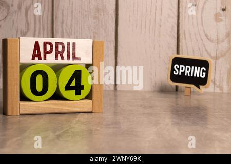 Pot de fleurs et calendrier pour la saison de neige à partir du 04 avril. Heure du printemps Banque D'Images