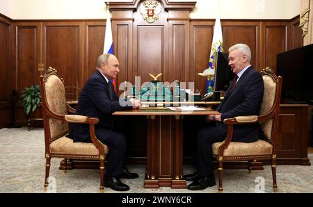 Moscou, Russie. 04 mars 2024. Le président russe Vladimir Poutine, à gauche, tient une réunion de travail en face à face avec le maire de Moscou Sergueï Sobyanine au Kremlin, le 4 mars 2024 à Moscou, en Russie. Crédit : Mikhail Metzel/Kremlin Pool/Alamy Live News Banque D'Images