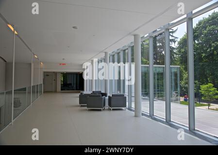 Intérieur d'une entrée de bâtiment avec un long couloir - architecture contemporaine Banque D'Images