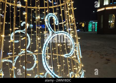 Petrozavodsk, Carélie, Russie, 05 janvier 2023. Conception de vacances du nouvel an à partir de guirlandes sous la forme d'un arbre de Noël. Façade éclairée du Banque D'Images