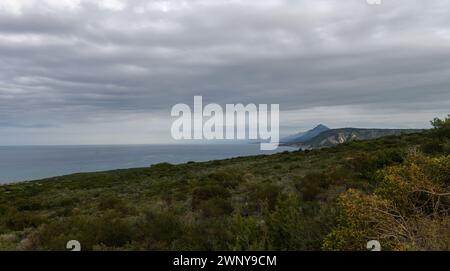 Montagnes sur la côte méditerranéenne à Chypre en hiver Banque D'Images