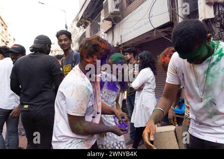 Chennai, Tamilnadu Inde - 08 mars 2023 : Holi rue colorée célébration par un grand nombre de personnes locales dans la rue Mint, Holi festival portrait ou Banque D'Images