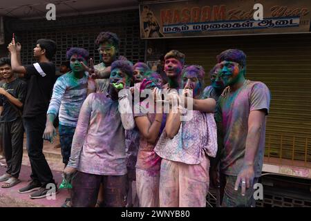 Chennai, Tamilnadu Inde - 08 mars 2023 : Holi rue colorée célébration par un grand nombre de personnes locales dans la rue Mint, Holi festival portrait ou Banque D'Images