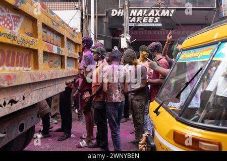 Chennai, Tamilnadu Inde - 08 mars 2023 : Holi rue colorée célébration par un grand nombre de personnes locales dans la rue Mint, Holi festival portrait ou Banque D'Images