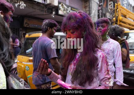 Chennai, Tamilnadu Inde - 08 mars 2023 : Holi rue colorée célébration par un grand nombre de personnes locales dans la rue Mint, Holi festival portrait ou Banque D'Images