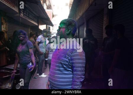 Chennai, Tamilnadu Inde - 08 mars 2023 : Holi rue colorée célébration par un grand nombre de personnes locales dans la rue Mint, Holi festival portrait ou Banque D'Images