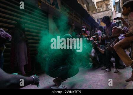 Chennai, Tamilnadu Inde - 08 mars 2023 : Holi rue colorée célébration par un grand nombre de personnes locales dans la rue Mint, Holi festival portrait ou Banque D'Images