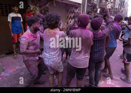 Chennai, Tamilnadu Inde - 08 mars 2023 : Holi rue colorée célébration par un grand nombre de personnes locales dans la rue Mint, Holi festival portrait ou Banque D'Images