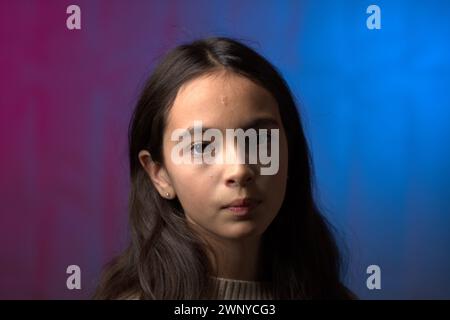 Jeune fille biraciale regardant sérieusement portrait tir de tête Banque D'Images