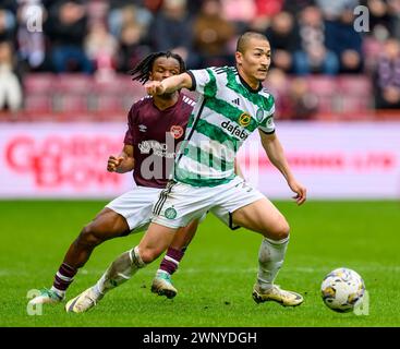 Daizen Maeda de Celtic, joueur japonais en action contre Dexter Lembikisa de Hearts lors du Cinch Scottish Premiership match entre Heart of Midlothian et Celtic au Tynecastle Park, à Édimbourg, en Écosse, le 3 mars 2024. Banque D'Images