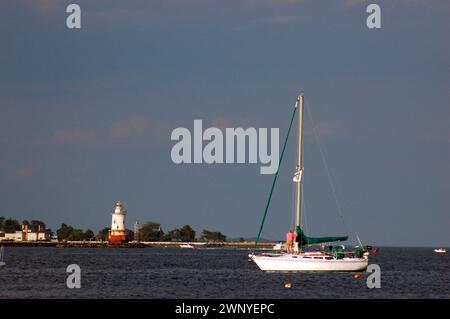 Un voilier est amarré au large de la côte du Connecticut près du phare de Stamford Harbor Banque D'Images