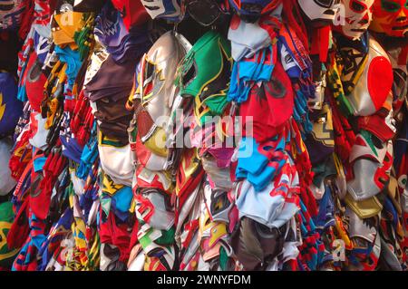 Les masques de lutte mexicains sont en vente au marché El Pueblo à Los Angeles Banque D'Images