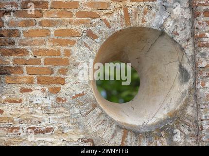 Mur de briques et fenêtre ronde des ruines d'Urrajas au Costa Rica Banque D'Images