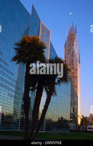 La Crystal Cathedral, maintenant connue sous le nom de Christ Church, à Garden Grove, en Californie, reflète la lumière du soleil du matin Banque D'Images