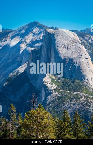 Vue rapprochée du Half Dome depuis Glacier point, parc national de Yosemite, Californie, États-Unis. Banque D'Images