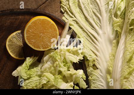 Chou chinois frais et citron sur la table, vue de dessus Banque D'Images