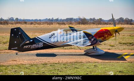 Yarrawonga, Victoria, Australie - 22 avril 2023 : avion de voltige MXS-R de Matt Hall à l'aéroport de Yarrawonga avant un spectacle au-dessus du lac Mulwala Banque D'Images