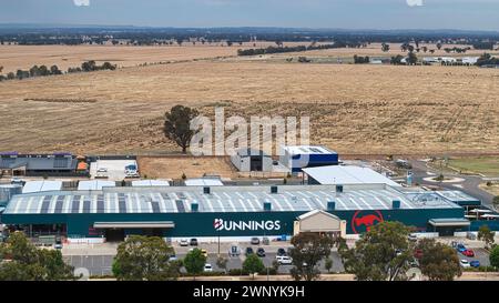 Yarrawonga, Victoria, Australie - 7 décembre 2023 : Bunnings entrepôt sous le ciel australien expansif à Yarrawonga Banque D'Images