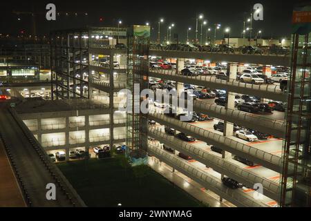 Istanbul, Turquie, 31 décembre 2023 : parking moderne à plusieurs étages avec voitures dans la zone de l'aéroport IST. Infrastructure d'une métropole turque. Payé Banque D'Images