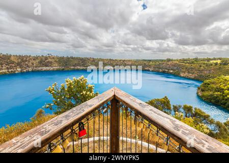 Balcon de belvédère Blue Lake avec serrures d'amour à Mount Gambier avec le lac Blue en arrière-plan, Australie méridionale Banque D'Images