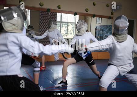 Odessa, Ukraine. 02 mars 2024. De jeunes athlètes sportifs d'escrime s'entraînent à l'école pendant la guerre en cours entre la Russie et l'Ukraine dans une école d'escrime de la rue Novoselsky. De jeunes sportifs athlètes d'escrime s'entraînent à l'école, sur la guerre en cours entre la Russie et l'Ukraine. L'entraîneur honoré de l'Ukraine Oleksander Vasutin forme des athlètes. Les athlètes s'entraînent avec des entraîneurs ; Oleksander Vasutin, Mykyta Stolbunov et Volodimir Pokatilov. (Photo de Viacheslav Onyshchenko/SOPA images/SIPA USA) crédit : SIPA USA/Alamy Live News Banque D'Images