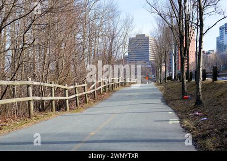 Barrington Greenway, une piste cyclable pavée à usages multiples à Halifax, Nouvelle-Écosse, Canada. Partie du réseau de pistes cyclables du plan de mobilité intégré (PMI). Banque D'Images