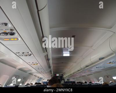 Belgrade, Serbie, 22 juin 2021. L'intérieur de l'avion est à l'intérieur. La cabine de l'avion pendant le vol. Coffre à bagages, ventilation Banque D'Images