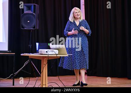 Hôtel de ville de Chiswick, Londres, Royaume-Uni. 4 mars 2024 : Sharon Evans, présidente de l'Association pour l'Afghanistan et l'Asie centrale (ACAA), organise une Journée internationale de la femme 2024 intitulée femmes : identité, intégration et inclusion. L'événement international des femmes de cette année est axé sur « Inspiring inclusion », un événement culturel qui célèbre les forces et les réalisations des femmes migrantes. Crédit : Voir Li/Picture Capital/Alamy Live News Banque D'Images