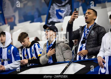 Porto, Portugal. 03 mars 2024. Les fans du FC Porto célèbrent un but lors du match de football portugais Primeira Liga entre le FC Porto et le SLBenfica à l'Estadio do Dragao. Score final, FC Porto 5-0 SL Benfica. Crédit : SOPA images Limited/Alamy Live News Banque D'Images