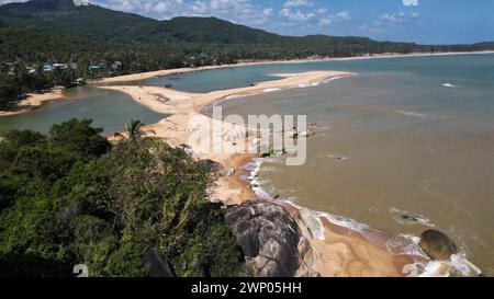 Vue de dessus de Khae Khae Beach a de grands rochers de granit et une plage de sable fin. Cette plage est connue pour être une belle plage publique. Banque D'Images