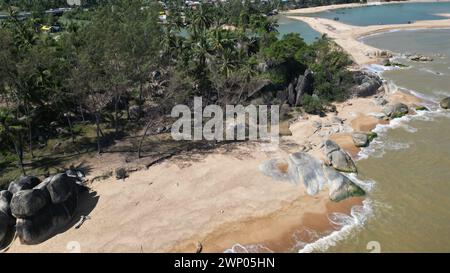 Vue de dessus de Khae Khae Beach a de grands rochers de granit et une plage de sable fin. Cette plage est connue pour être une belle plage publique. Banque D'Images