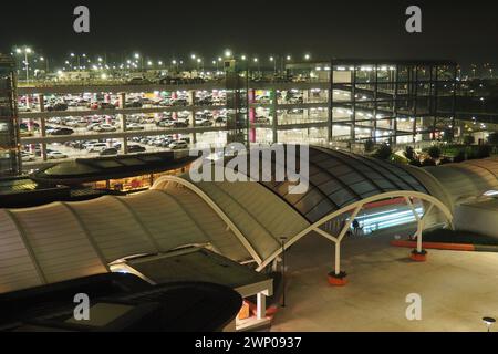 Istanbul, Turquie, 31 décembre 2023 : parking moderne à plusieurs étages avec voitures dans la zone de l'aéroport IST. Infrastructure d'une métropole turque. Payé Banque D'Images