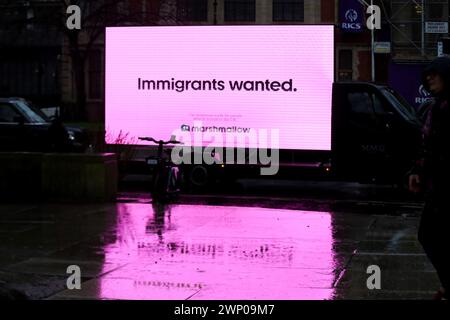 Londres, Royaume-Uni. 21 février 2024. Un van avec le panneau « immigrants recherchés » affiché dessus voyage à travers Westminster à Londres. Crédit : SOPA images Limited/Alamy Live News Banque D'Images