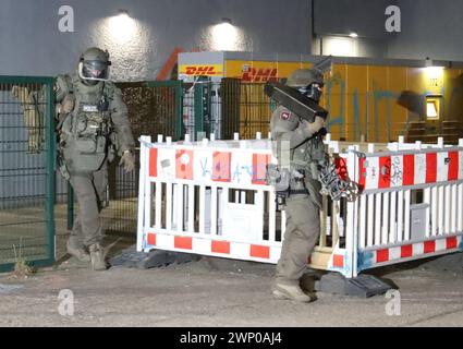 Berlin, Allemagne. 04 mars 2024. Des policiers en équipement spécial quittent un immeuble de grande hauteur à Berlin-Friedrichshain. Crédit : Dominik Totaro/dpa/Alamy Live News Banque D'Images