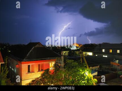 Anapa, Russie, 13 août 2021. Deux éclairs sur le fond d'un ciel sombre avec des nuages. Éclair sur la ville. Orage avant Banque D'Images