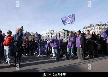 Paris, France. 04 mars 2024. Paris, France. 04 mars 2024. Un groupe d activistes de la fondation des femmes avec des drapeaux, pendant la manifestation. En partenariat avec la Fondation des femmes, la ville de Paris invite les Parisiens à venir assister à la diffusion sur écran géant du vote du Congrès sur l’inclusion de l’interruption volontaire de grossesse (IVG) dans la Constitution, sur la place du Trocadéro, le 04 mars 2024 à Paris. Photo Christophe Michel/ABACAPRESS. Crédit : Abaca Press/Alamy Live News Banque D'Images