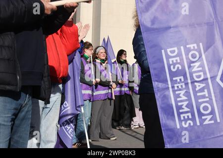 Paris, France. 04 mars 2024. Paris, France. 04 mars 2024. Un groupe d activistes de la fondation des femmes avec des drapeaux, pendant la manifestation. En partenariat avec la Fondation des femmes, la ville de Paris invite les Parisiens à venir assister à la diffusion sur écran géant du vote du Congrès sur l’inclusion de l’interruption volontaire de grossesse (IVG) dans la Constitution, sur la place du Trocadéro, le 04 mars 2024 à Paris. Photo Christophe Michel/ABACAPRESS. Crédit : Abaca Press/Alamy Live News Banque D'Images