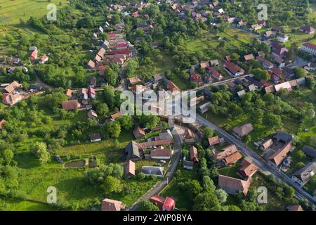 Survolant un village en Transylvanie. Vue aérienne de Manastireni, Roumanie Banque D'Images