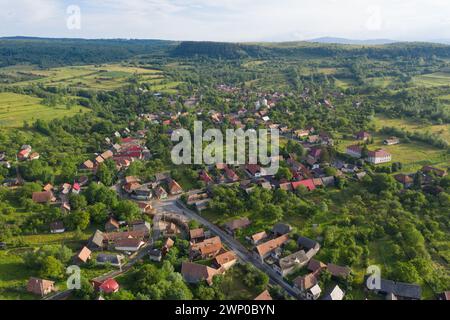 Survolant un village en Transylvanie. Vue aérienne de Manastireni, Roumanie Banque D'Images