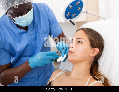 Femme recevant des injections pour l'augmentation des lèvres à la clinique de cosmétologie Banque D'Images